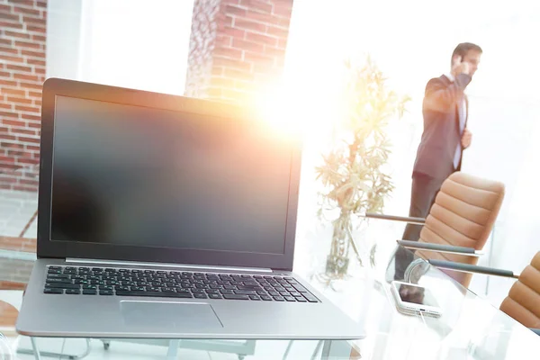 Open laptop on the desktop, in the conference room — Stock Photo, Image