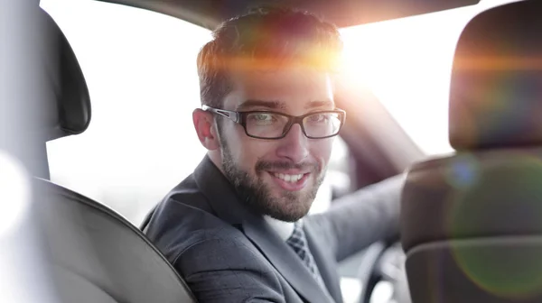 Людина в формальному одязі сидить в машині — стокове фото