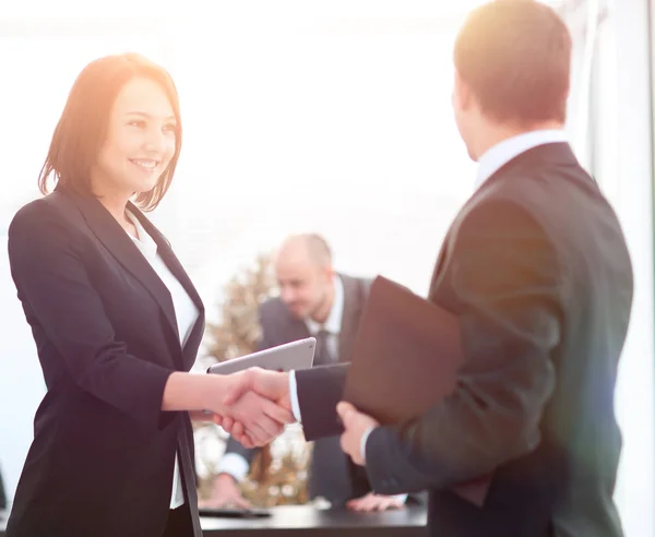 Handshake partnerów biznesowych w biurze. — Zdjęcie stockowe