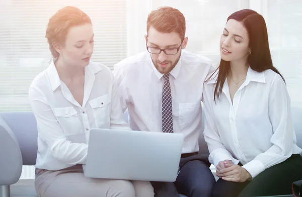 Business-team som diskuterar information med laptop i office — Stockfoto