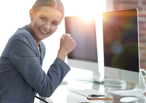 Contabile donna che lavora con i grafici finanziari — Foto Stock