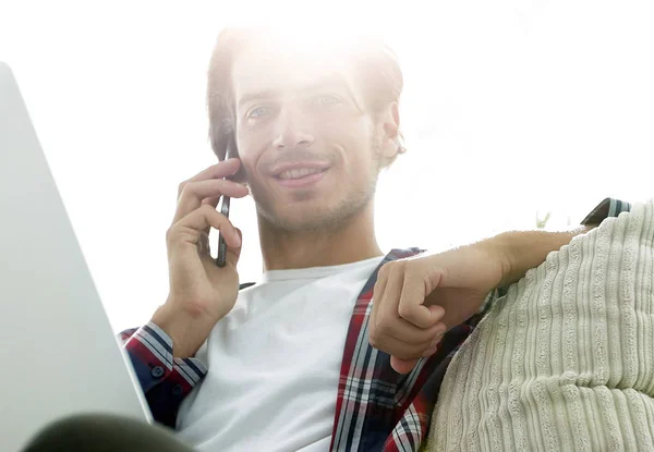 Close-up de um cara de sucesso falando com um smartphone — Fotografia de Stock