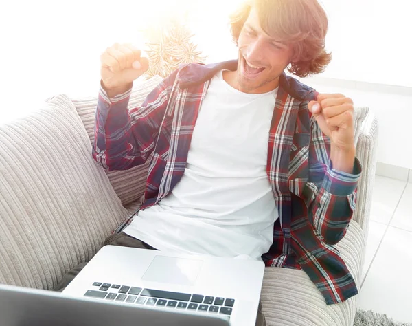 Щасливий молодий чоловік дивиться на екран ноутбука — стокове фото