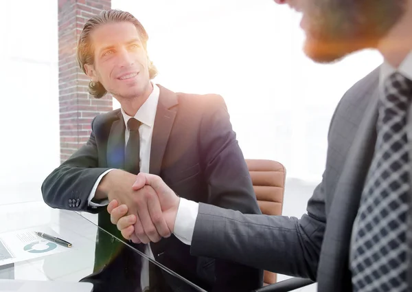 Nahaufnahme. Geschäftlicher Händedruck im Büro. — Stockfoto