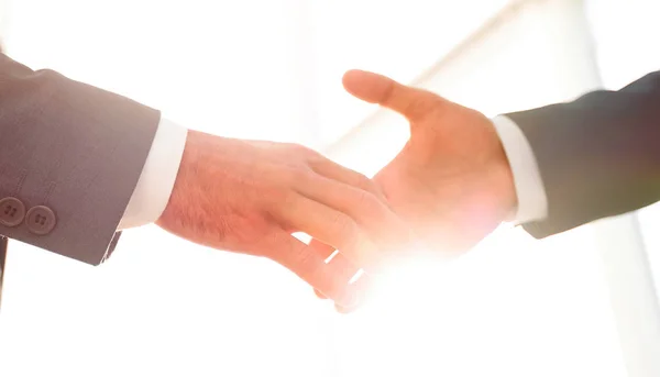 Двоє бізнесменів збираються зробити рукостискання — стокове фото