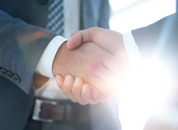 Empresário dando sua mão para aperto de mão para parceiro — Fotografia de Stock