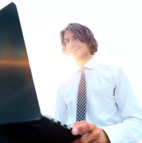 Serieuze zakenman werkt aan laptop — Stockfoto