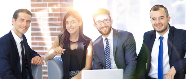 Entreprenör och business team, sitter i soffan i office lobbyn — Stockfoto