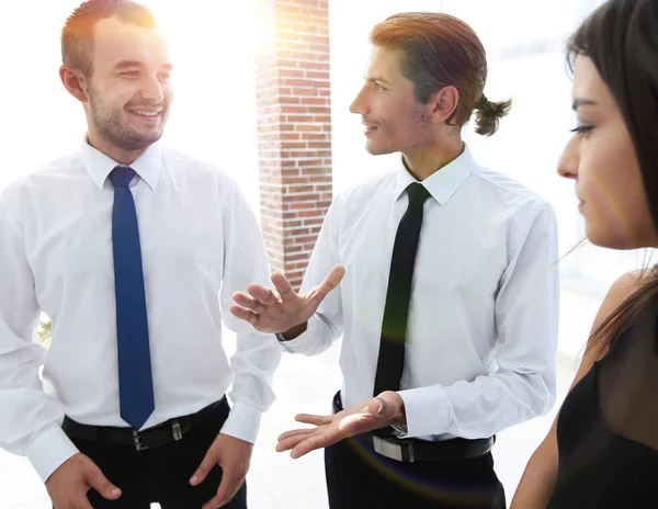 Primo piano di un gruppo di lavoro che discute le questioni attuali — Foto Stock