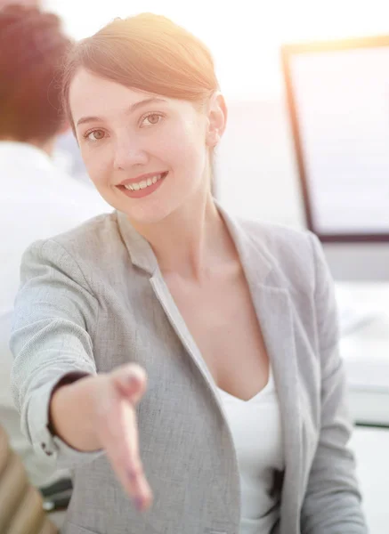 Exitosa mujer de negocios estira la mano para un apretón de manos . —  Fotos de Stock