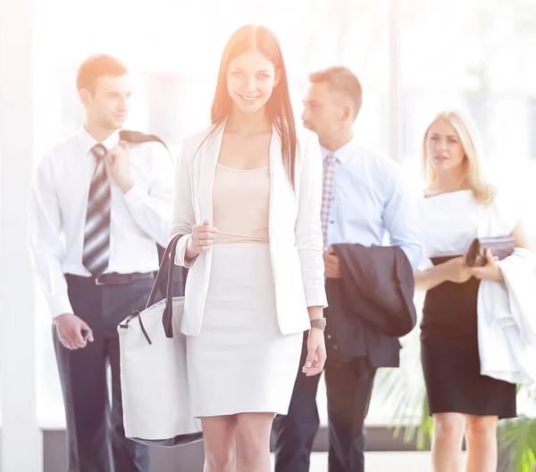 Modern business woman walking in the spacious lobby — Stock Photo, Image