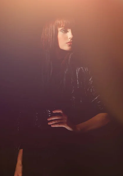 Glamoureuze moderne jonge vrouw in een zwart lederen jas — Stockfoto