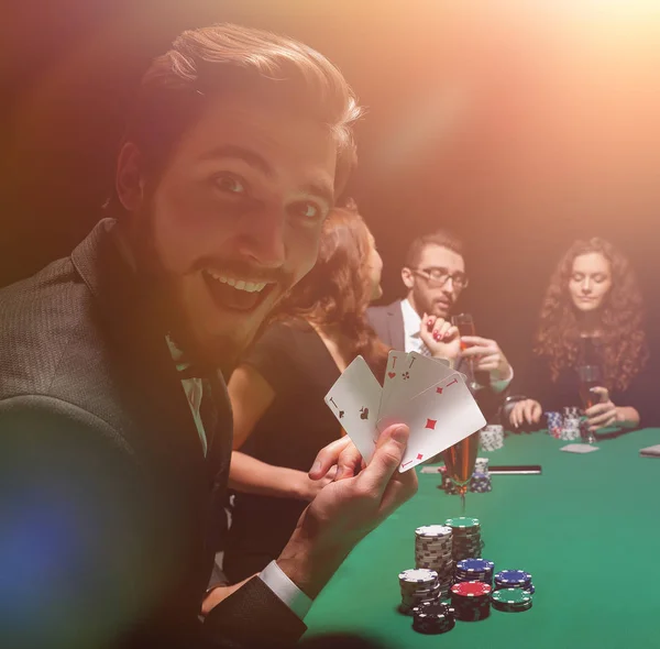 Homme chanceux avec la combinaison gagnante de cartes — Photo