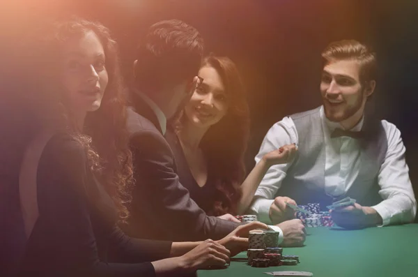 Jogadores sentados na mesa de jogo no cassino — Fotografia de Stock