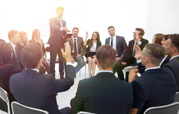 Entrenador hace preguntas a los participantes de la formación . —  Fotos de Stock