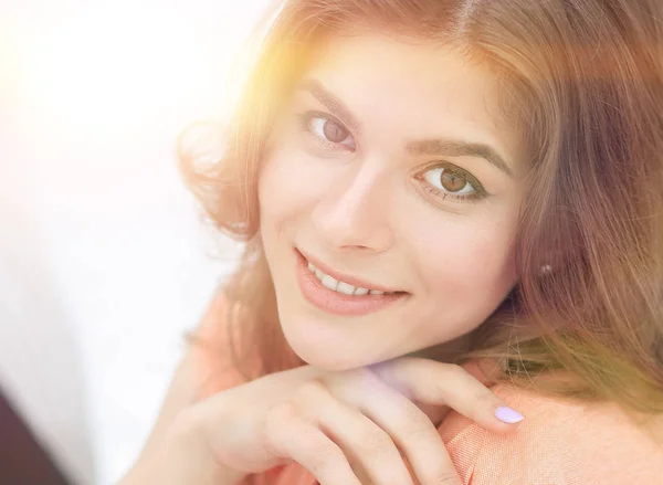 Retrato de una joven sonriente en el fondo de la sala de estar . — Foto de Stock