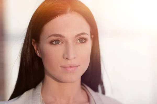 Retrato en primer plano de una joven moderna — Foto de Stock