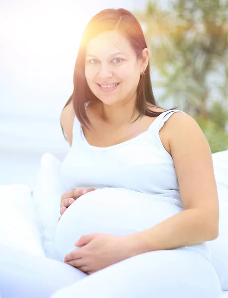 Portret van een gelukkig zwangere vrouw. — Stockfoto