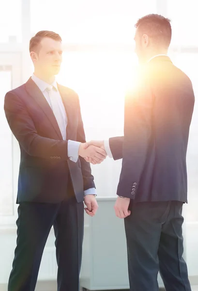 Poignée de main aux partenaires financiers dans le couloir du bureau — Photo