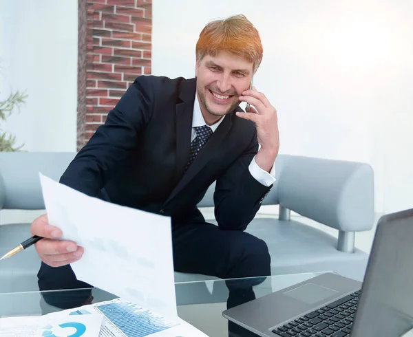 Empresario discute cuestiones financieras con un socio —  Fotos de Stock