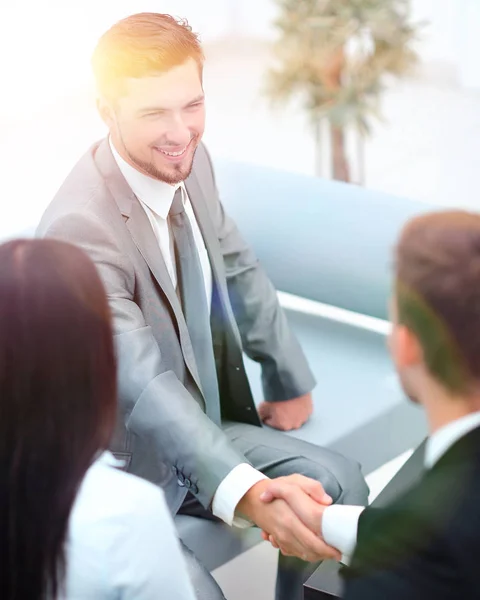 Handshake parceiros de negócios no lobby do escritório . — Fotografia de Stock