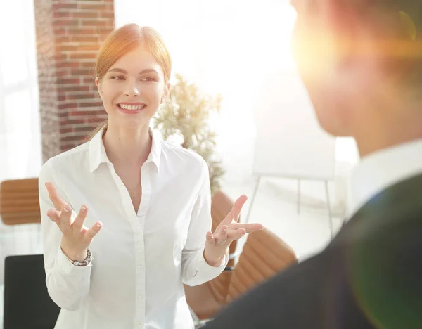 Lato view.in piena crescita.fiducioso giovane donna sta andando avanti con fiducia . — Foto Stock