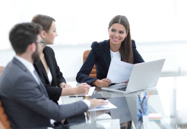 İş ortakları toplantıda belge ve fikirleri tartışıyor