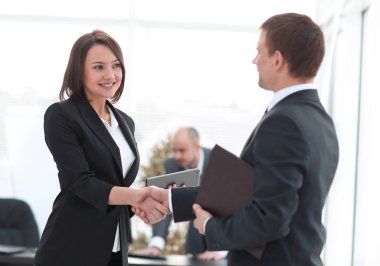 karşılıklı iş ortakları ofiste.