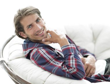 portre. adam büyük bir rahat sandalyede oturuyor dinleniyor.