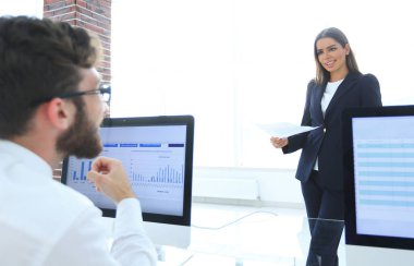 iş arkadaşları mali belgeleriyle çalışma