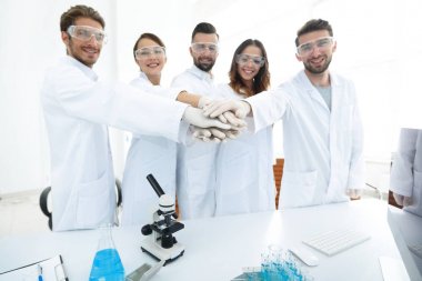 birlikte sıktı elleri ile genç bilim adamlarının başarılı ekip.