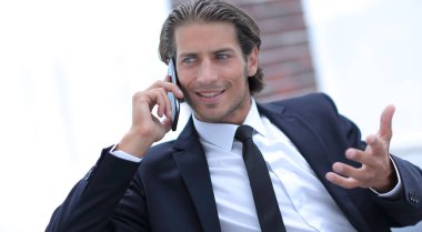 İş adamı akıllı telefondan konuşuyor..