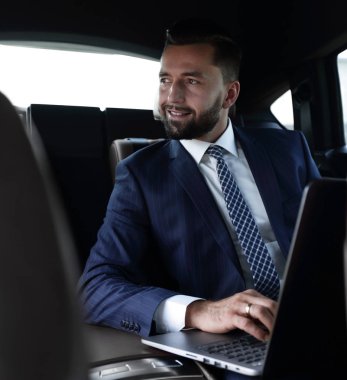 İş adamları bir dizüstü bilgisayarı kullanıyor