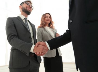 İş adamı tokalaşmasını toplantı odasında kapatın.