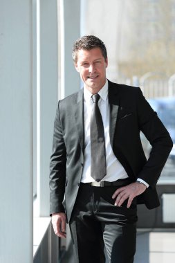 arka plan bulanık üzerinde emin işadamı portresi