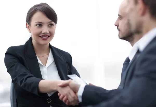 Primo piano della donna d'affari che stringe la mano al suo collega . — Foto Stock