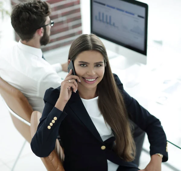 Dipendente donna che parla su un cellulare con un cliente — Foto Stock