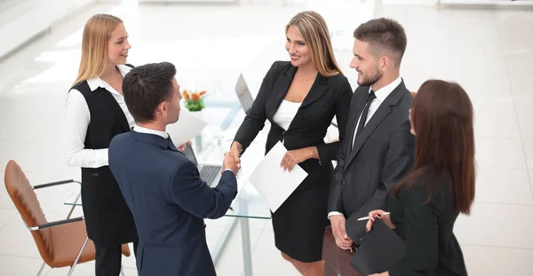 Handshake Manager e il cliente dopo la firma del contratto — Foto Stock