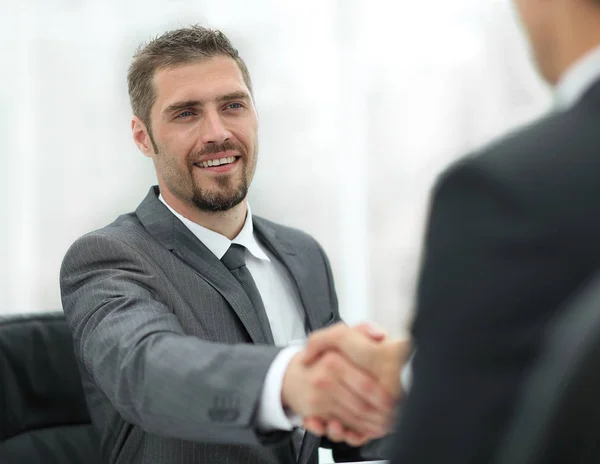 Nahaufnahme. Händedruck von Geschäftspartnern über dem Schreibtisch — Stockfoto