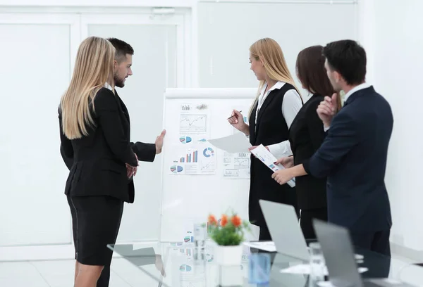 Gente de negocios en la presentación en oficina — Foto de Stock