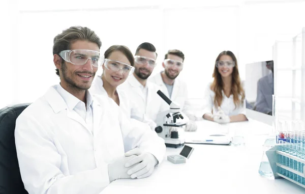 Cientista masculino e a equipa no laboratório . — Fotografia de Stock