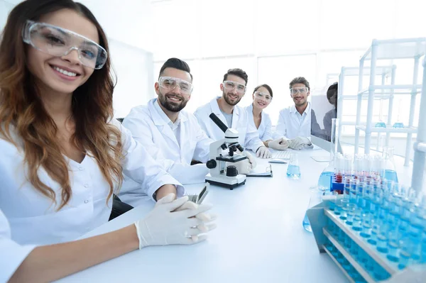 Ομάδα πειραματισμού των νέων ιατρών σε ερευνητικό εργαστήριο — Φωτογραφία Αρχείου