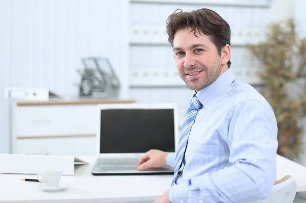 Closeup.handsome empresário sentado nesta mesa — Fotografia de Stock