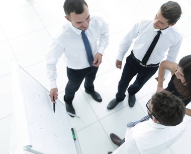 arka plan resmi bir iş takımının yeni fikirler tartışıyor.