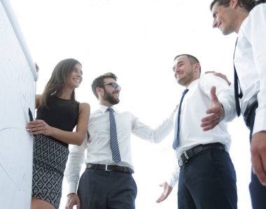 Genç çalışan arkadaşları flipchart fikirlerini olduğunu.