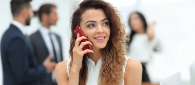 Yakın plan. Akıllı telefonlu bir iş kadını.