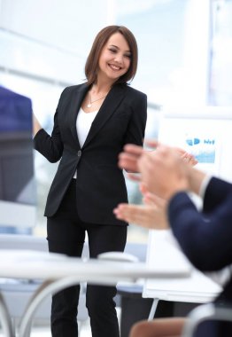 iş kadını iş sunumu hakkında bir rapor yapar.