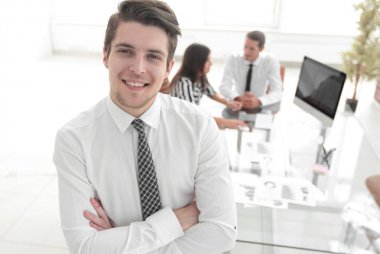 Ofisin arka planında başarılı bir işadamı.