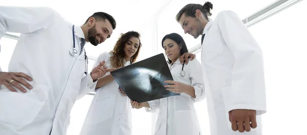 Группа врачей, обсуждающих рентген — стоковое фото