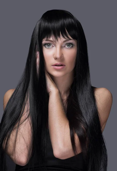 Frau mit schönen langen schwarzen Haaren posiert im Studio — Stockfoto